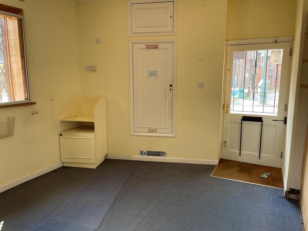 Lot: 139 - RETAIL UNIT AND WORKSHOP WITH GARAGE AND TWO FLATS - Front grond floor retail unit with access